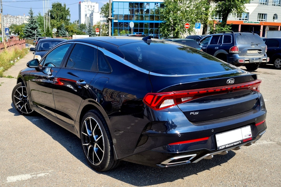 Цельная конструкция выхлопной системы и диффузор смотрится очень стильно. Недавно один юзер захотел модернизировать выхлоп, но конечного продукта я так и не увидел. Да и надо ли это делать, итак всё отлично. — KIA K5 (3G)