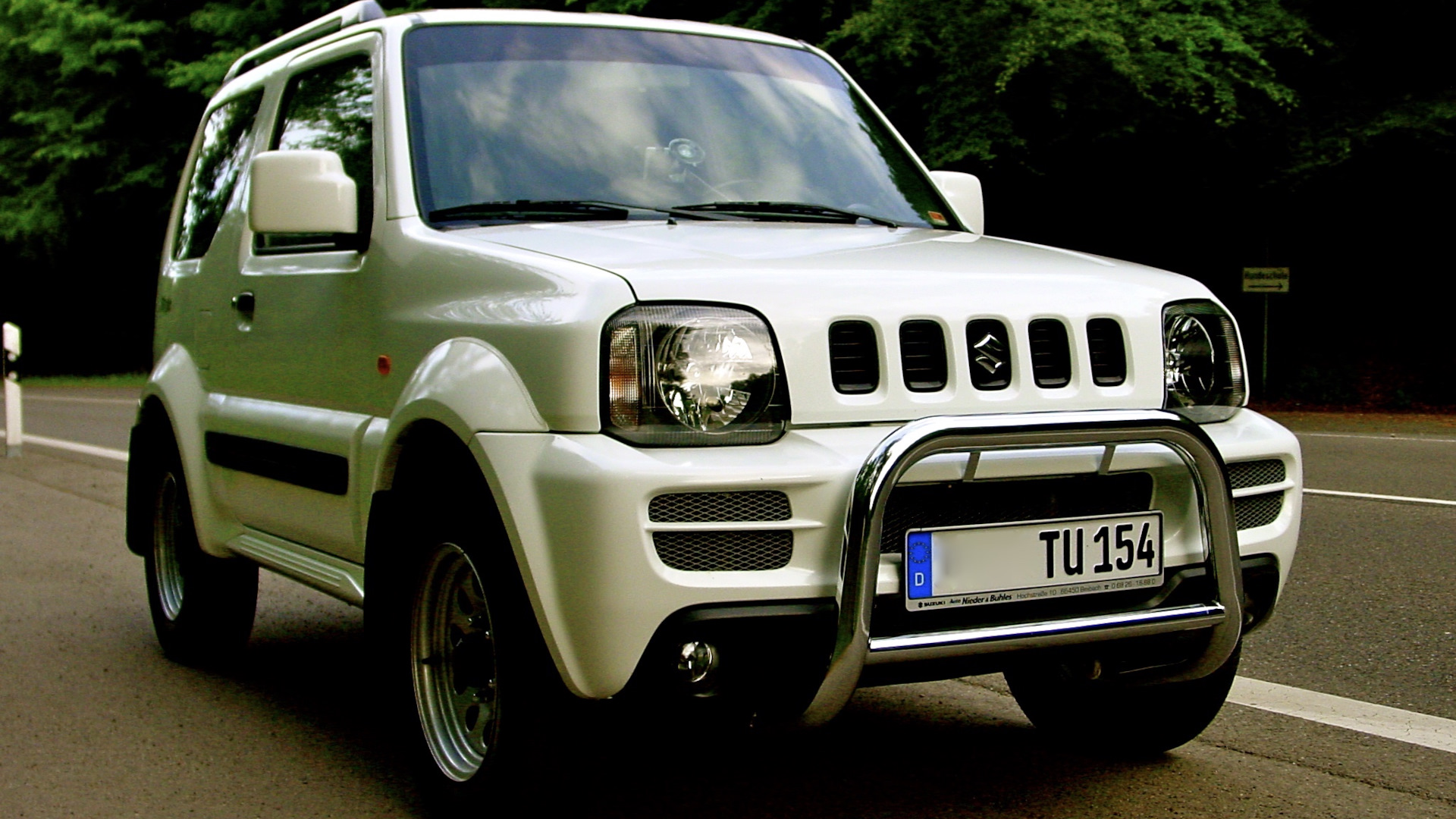 Сузуки джимни кузов. Suzuki Jimny 1.6. Suzuki Jimny 2004. Suzuki Jimny кенгурятник. Кенгурятник на Сузуки Джимни.