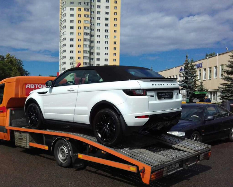 Range rover едет на сервис