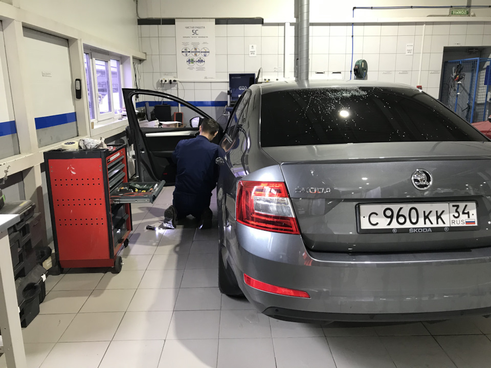 Замена замка водительской двери — Skoda Octavia A7 Mk3, 1,8 л, 2016 ...