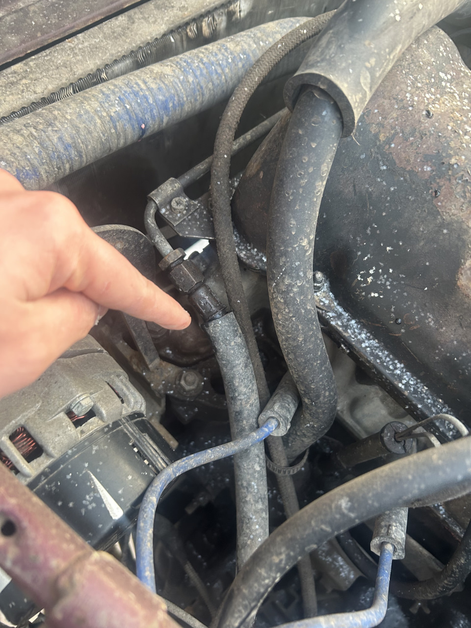 Потек топливный патрубок — Lada 4x4 3D, 1,7 л, 2006 года | своими ...