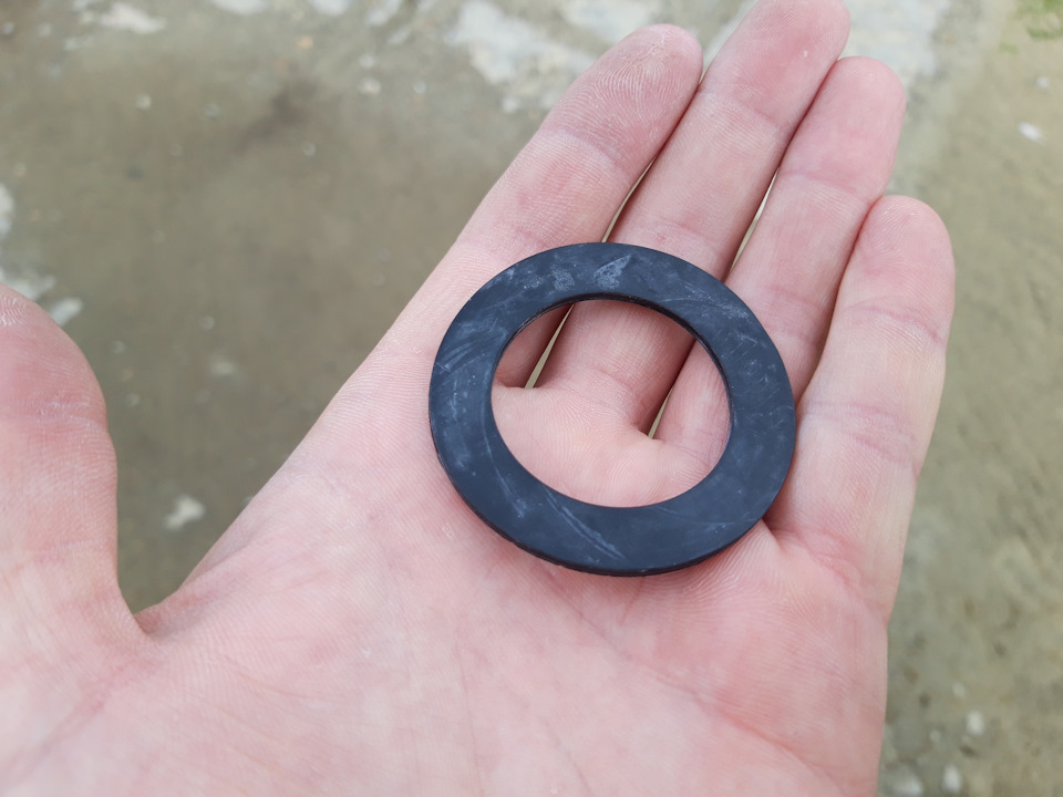 Сопливит (потеет) крышка заливной горловины клапанной крышки или как ...