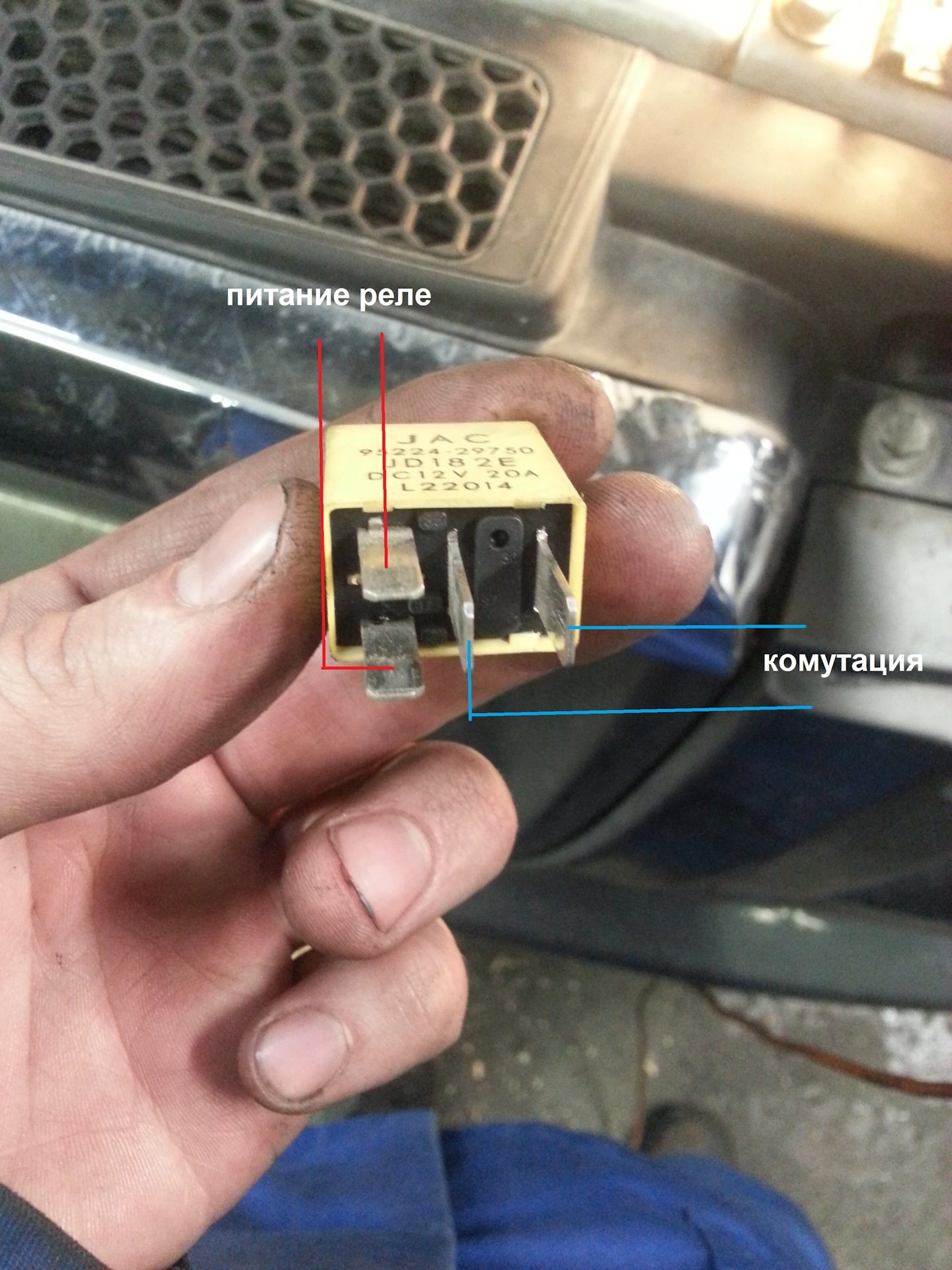 Реле сигнала ваз 2110. Звуковой сигнал ваз 2114. Приора 2 реле звукового сигнала?. Реле звукового сигнала фото. Реле сигнала тойота дюна.