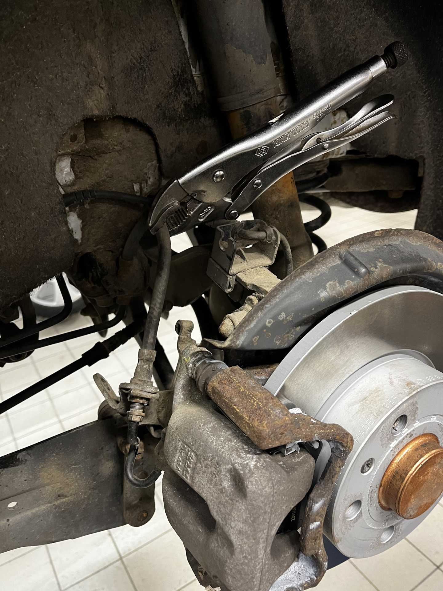 Переборка заднего суппорта TRW — Volkswagen Jetta V, 1,6 л, 2008 года ...