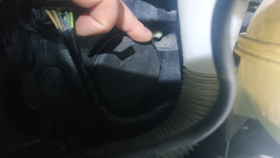 Регулировка фар и замена лампочек — Peugeot 408, 1,6 л, 2015 года ...