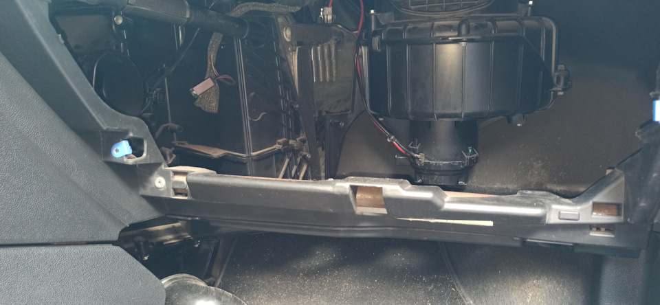 40. Замена салонного фильтра — Opel Astra H GTC, 1,8 л, 2007 года ...