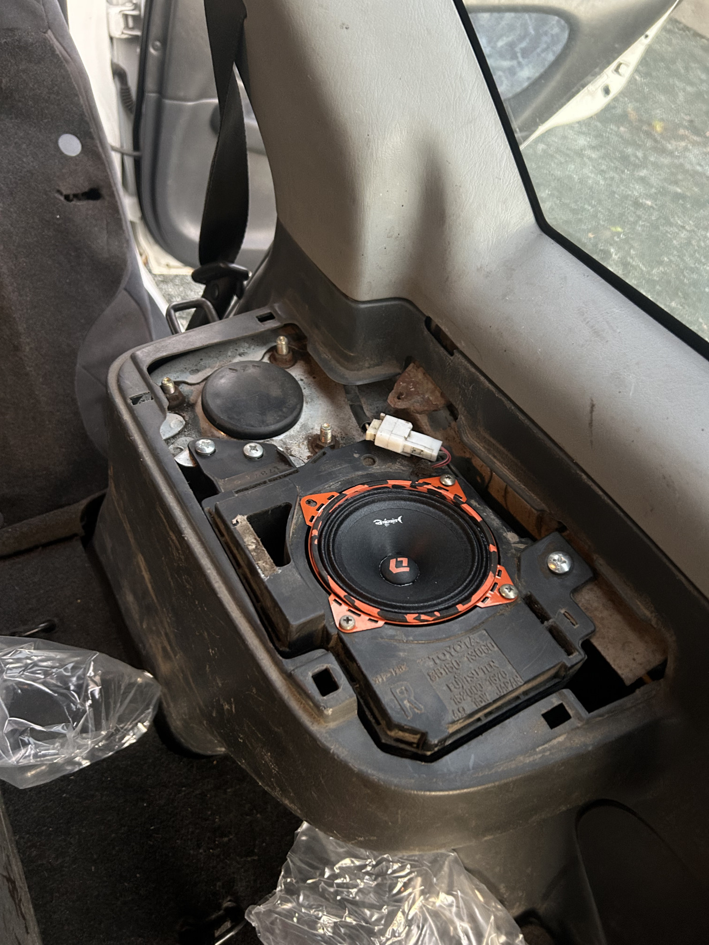Тыловые динамики DL audio Barracuda 100 — Toyota Carib (111), 1,8 л ...