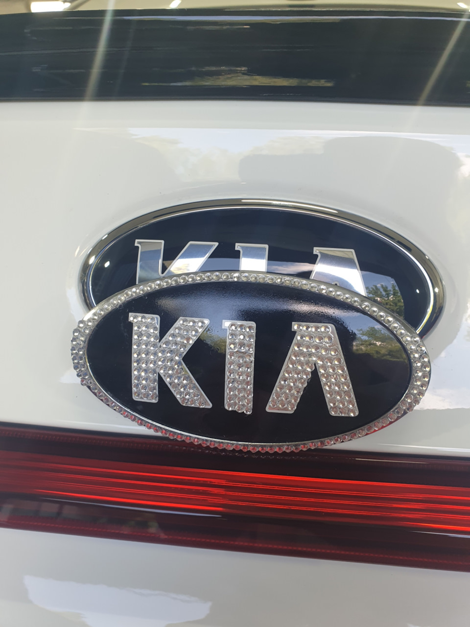 Эмблема Kia Стразы — KIA Rio (4G), 1,4 л, 2020 года | аксессуары | DRIVE2