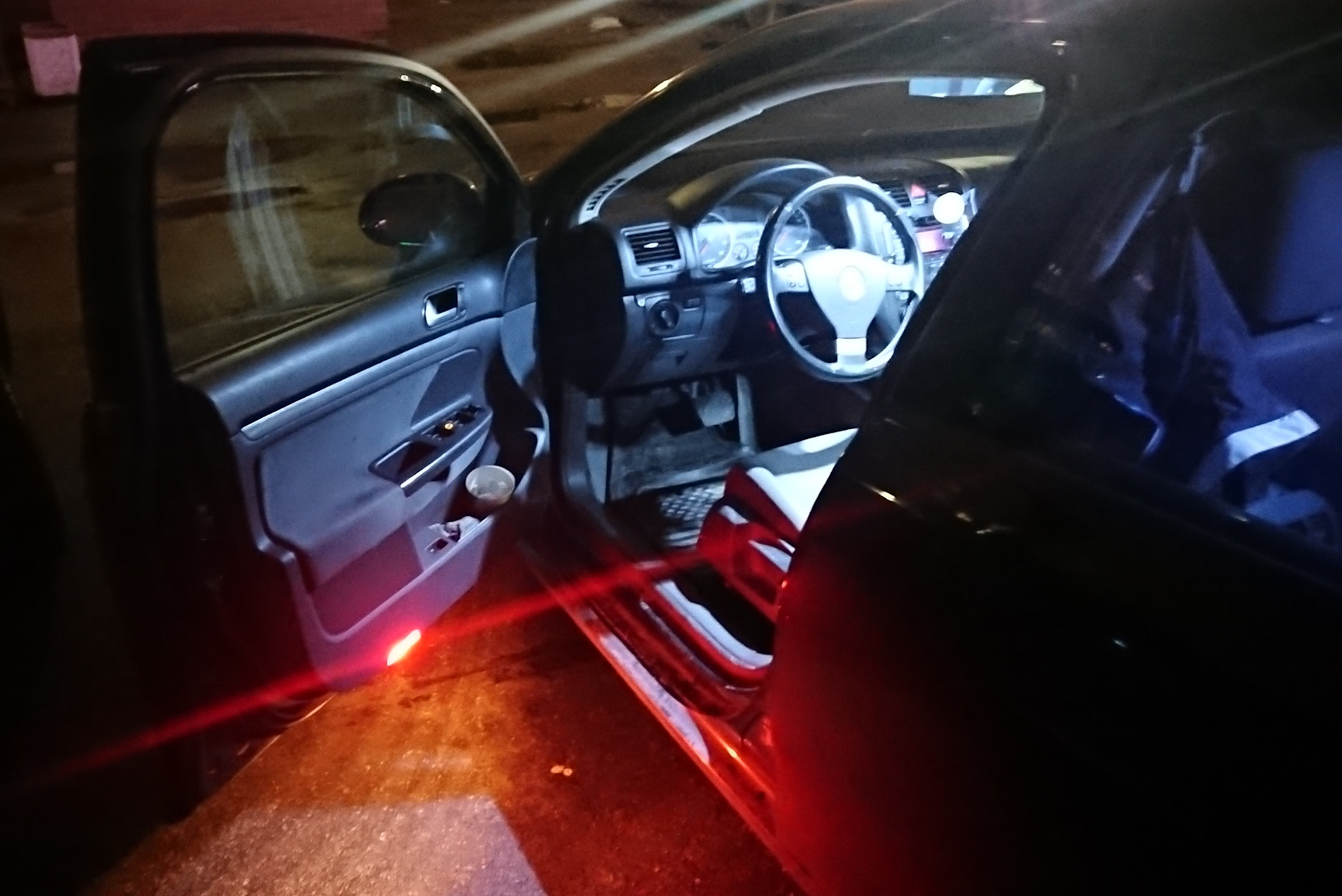 Подсветить 6. Подсветка салона Volkswagen Jetta 6. Volkswagen Jetta 6 подсветка дверей. Фольксваген Джетта подсветка салона. Подсветка дверей Jetta 6.