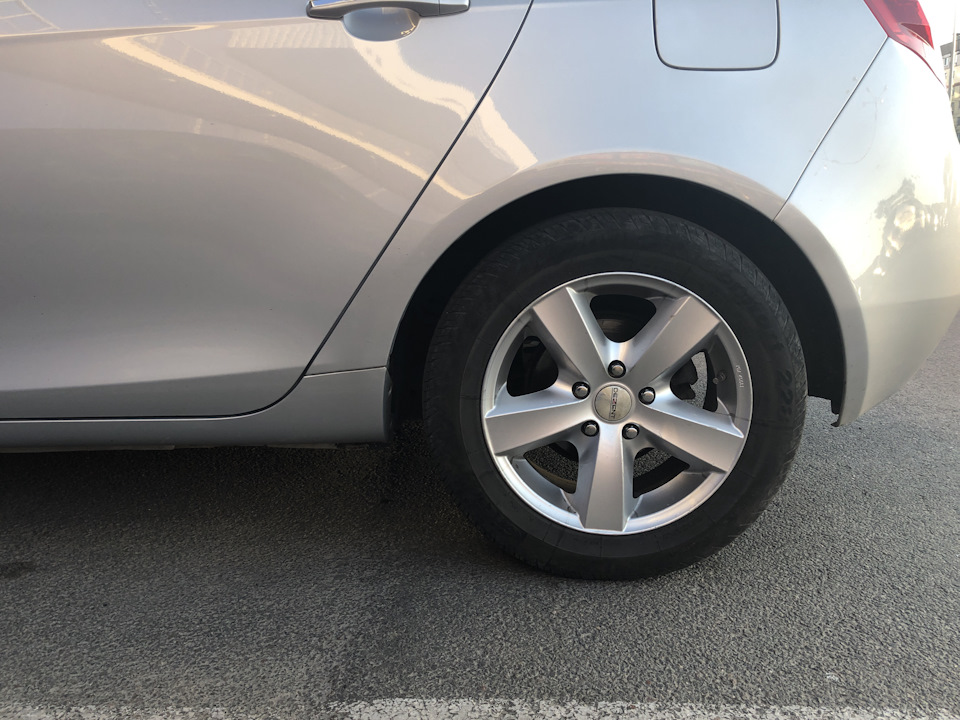 Диск эмгранд. Джили Эмгранд ес7 на дисках r16. Диски Geely r16. Диски Dezent r16. Geely Emgrand ec7 на дисках.