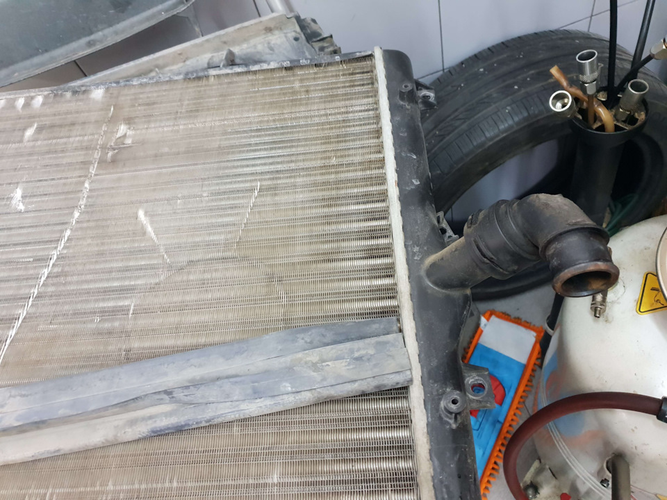 состояние водяного радиатора. Сверху лежит та самая накладка от интеркулера. — Volkswagen Passat B6