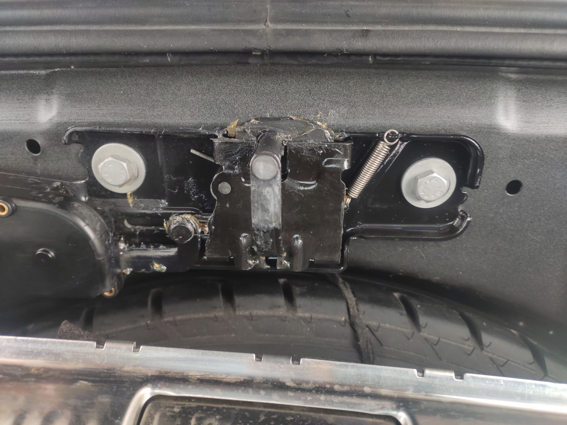 Доводчик багажника. Всё как у всех. — Audi Q7 (1G), 3 л., 2007 года ...