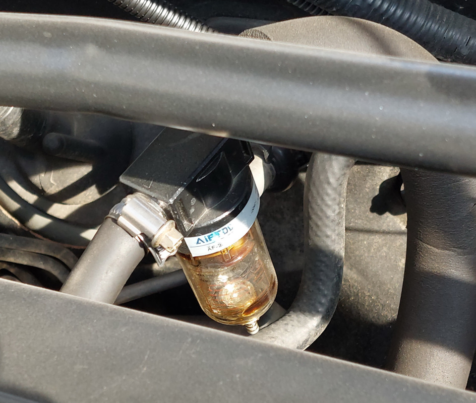 Этот слева — Toyota Camry (XV30)