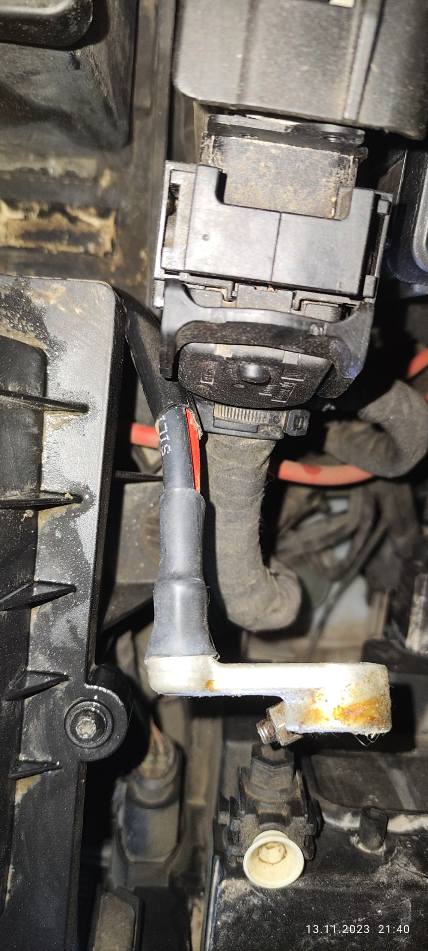 Отодвинул провода, что бы проще было вынимать — Volkswagen Tiguan (2G)