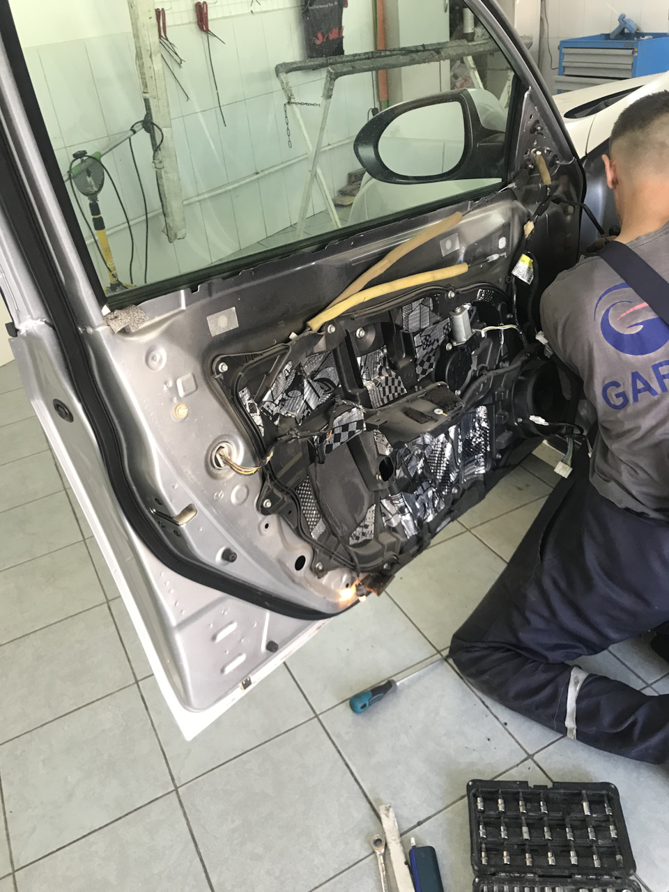 Выпрямление вмятины без покраски и установка рем комплекта для ...