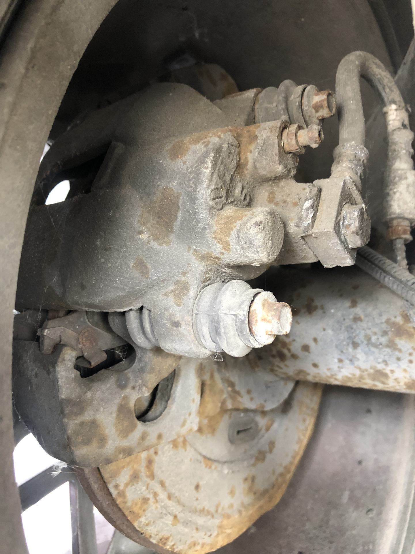 При плавном торможении срабатывает абс. Что такое антиблокировочная тормозная система в автомобиле. Срабатывает абс без нажатия на тормоз. Abs система торможения. Принцип работы тормозной системы автомобиля с абс.