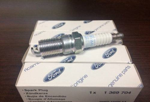 Замена свечей зажигания — Ford Focus Sedan II, 1,8 л, 2010 года ...