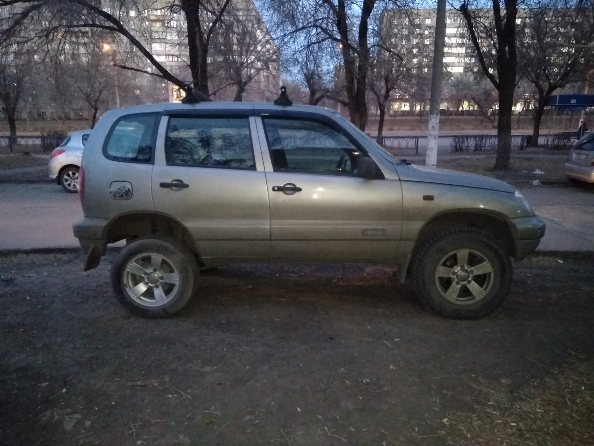 Прокол заднего колеса с камерой — Chevrolet Niva, 1,7 л, 2007 года | визит  на сервис | DRIVE2