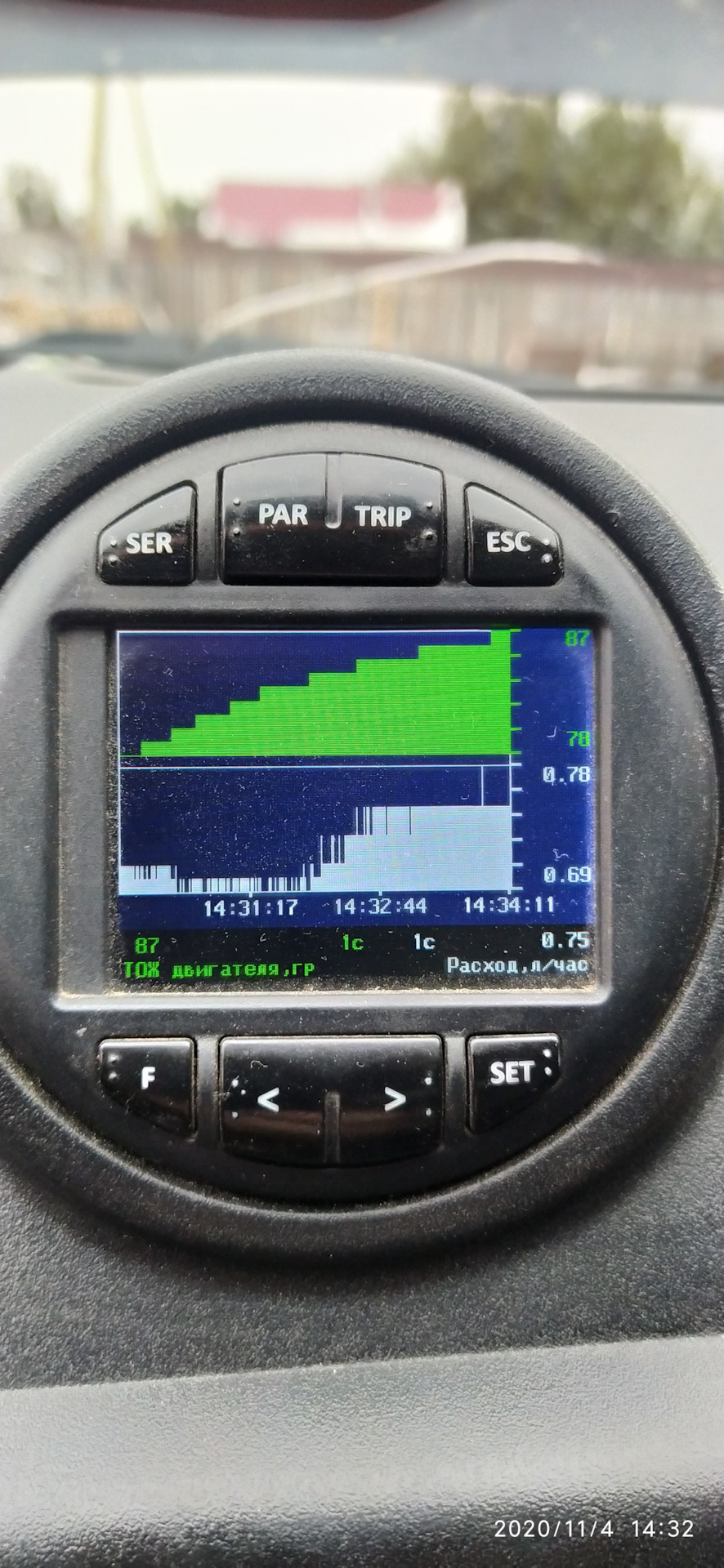 Ещё чуток погрел и расход стал расти. Видимо с сороковкой перемешалось. Сороковку лил первой, он на самое дно упала. — Lada Granta. Запчасти на фото: 2020114