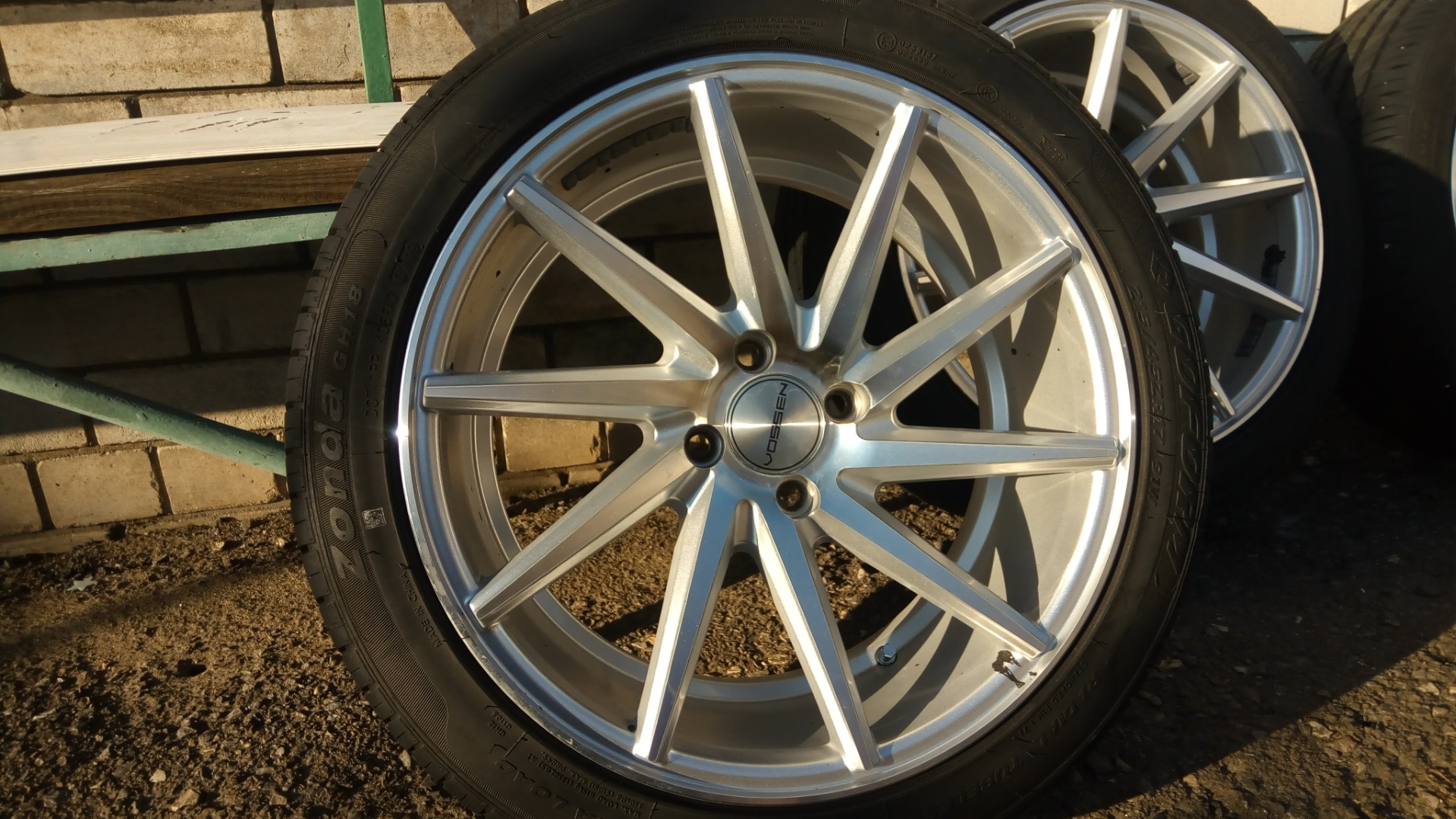 Реплика с 23 ультра. Vossen CVT r17 реплика. Vossen r17 с резиной. Веста 17 Воссен CVT 215 50. Диски Воссен r 17 резина 215 50.
