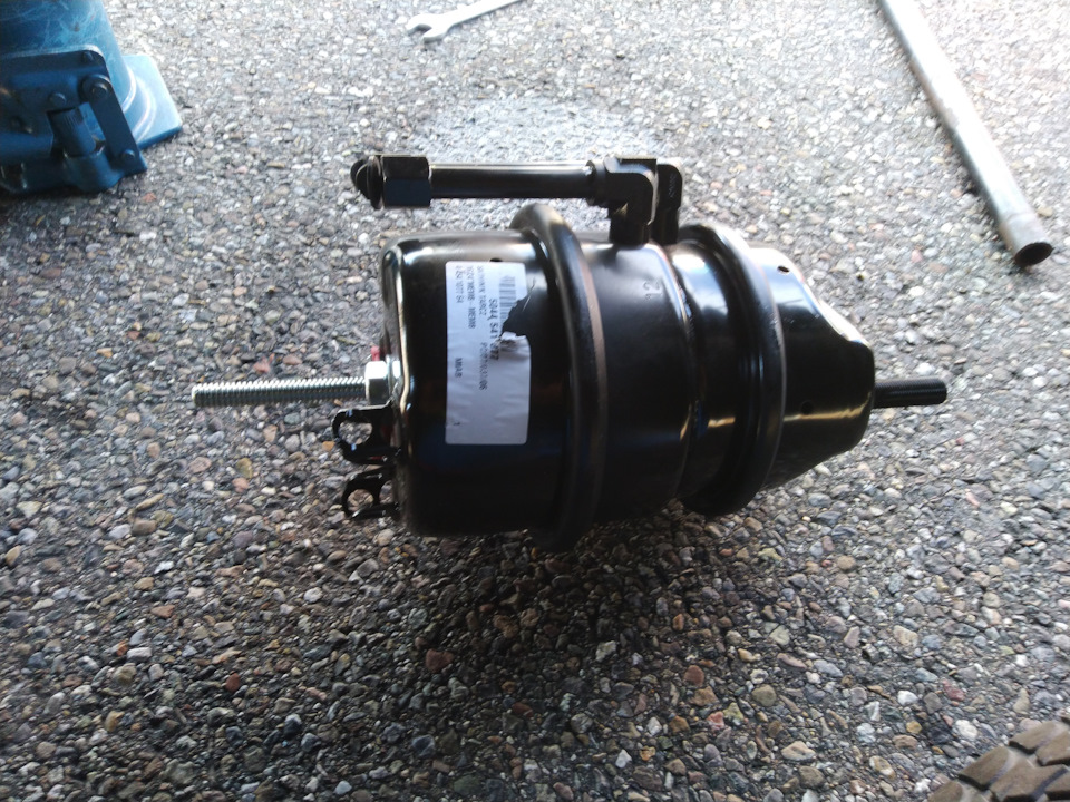 Замена энергоаккумулятора на полуприцепе Krone — MAN TGX 18-440, 1,2 л ...