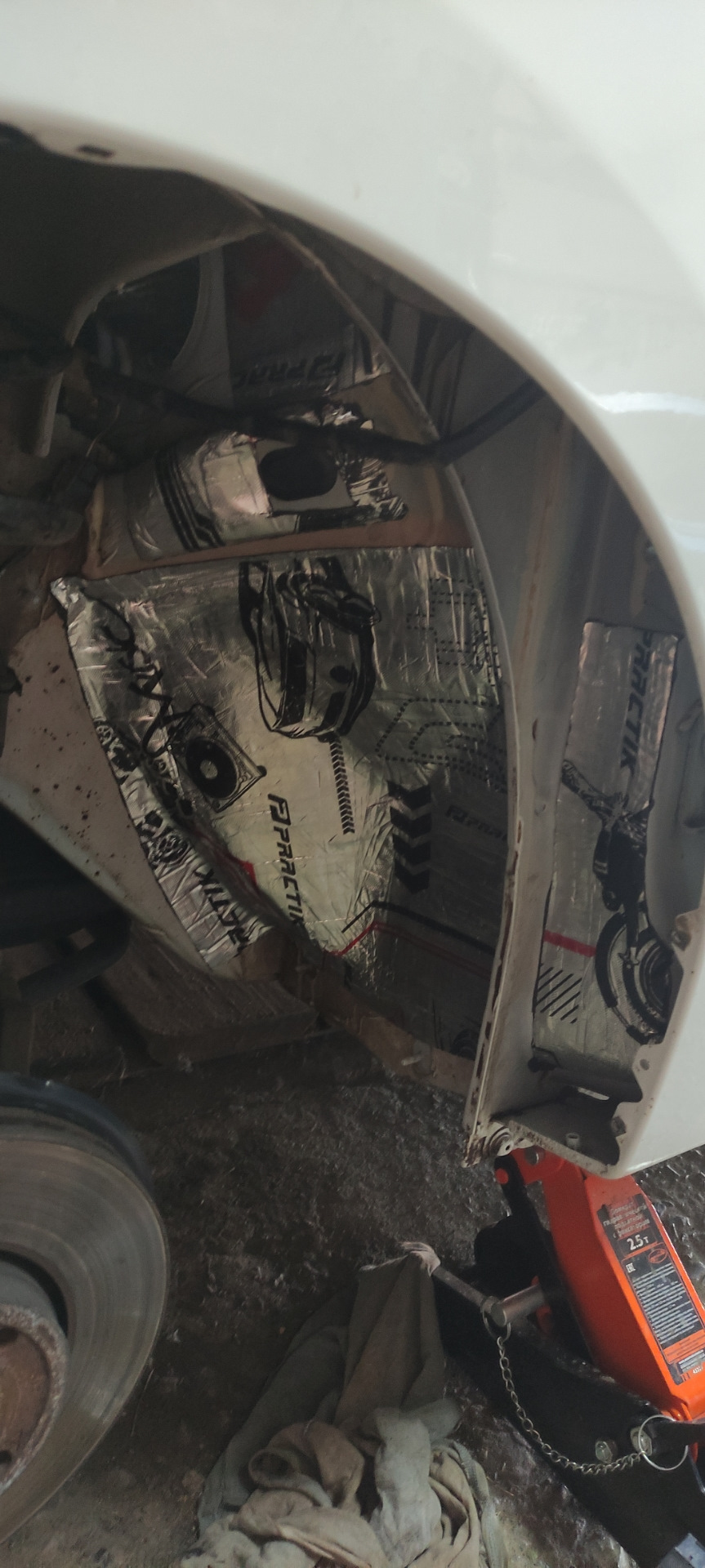Виброизоляция передних арок и подкрылок — Renault Logan (2G), 1,6 л ...