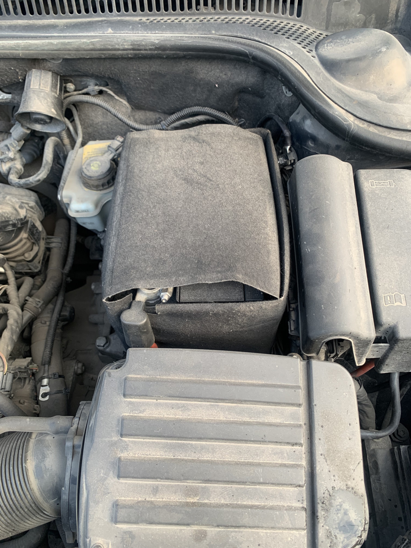 Чехол на АКБ — Volkswagen Jetta VI, 1,4 л, 2011 года | своими руками ...