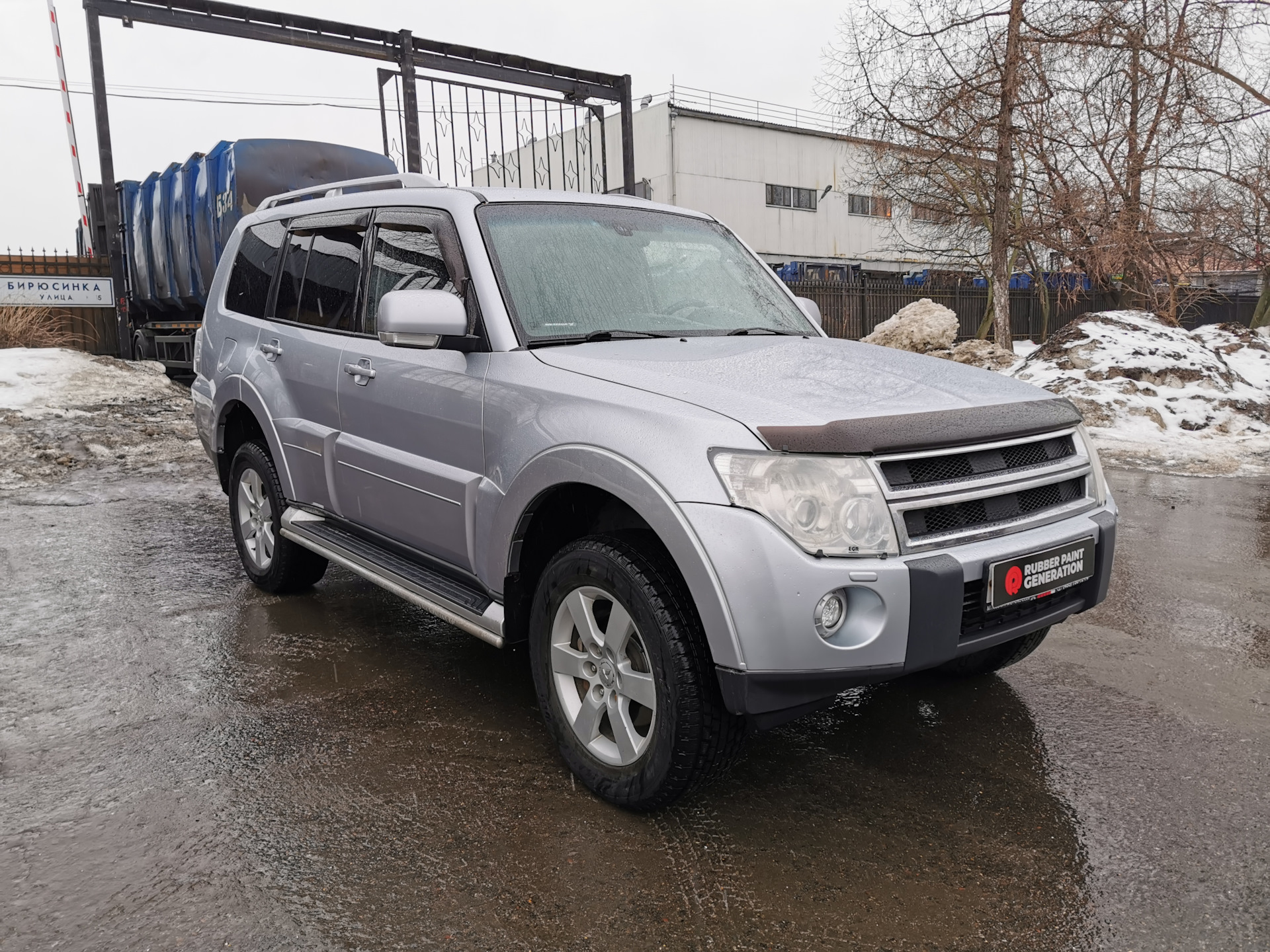 Паджеро 4 сравнение. "Титан" от Rubber Paint Mitsubishi Pajero Sport. Мицубиси Паджеро 4 в пленке. Паджеро 4 в снегу.