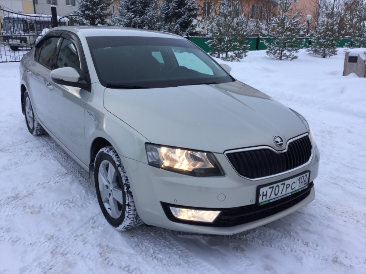 7 серебряных. Skoda Octavia a7 серебристый металлик. Октавия а7 серебристая. Шкода а7 серебристый металлик. Октавия а7 цвет серый r17.