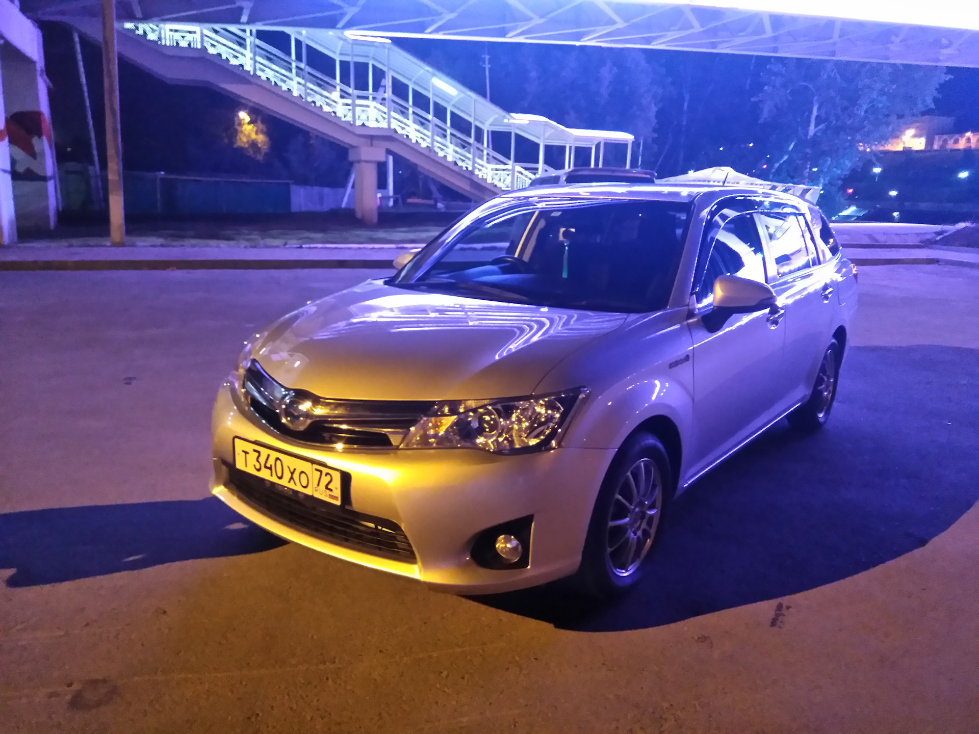 Corolla Fielder 2018 led. Toyota Corolla Fielder в ночи. Автосвет Филдер гибрид. Головной свет Toyota Corolla Fielder Hybrid 2016.