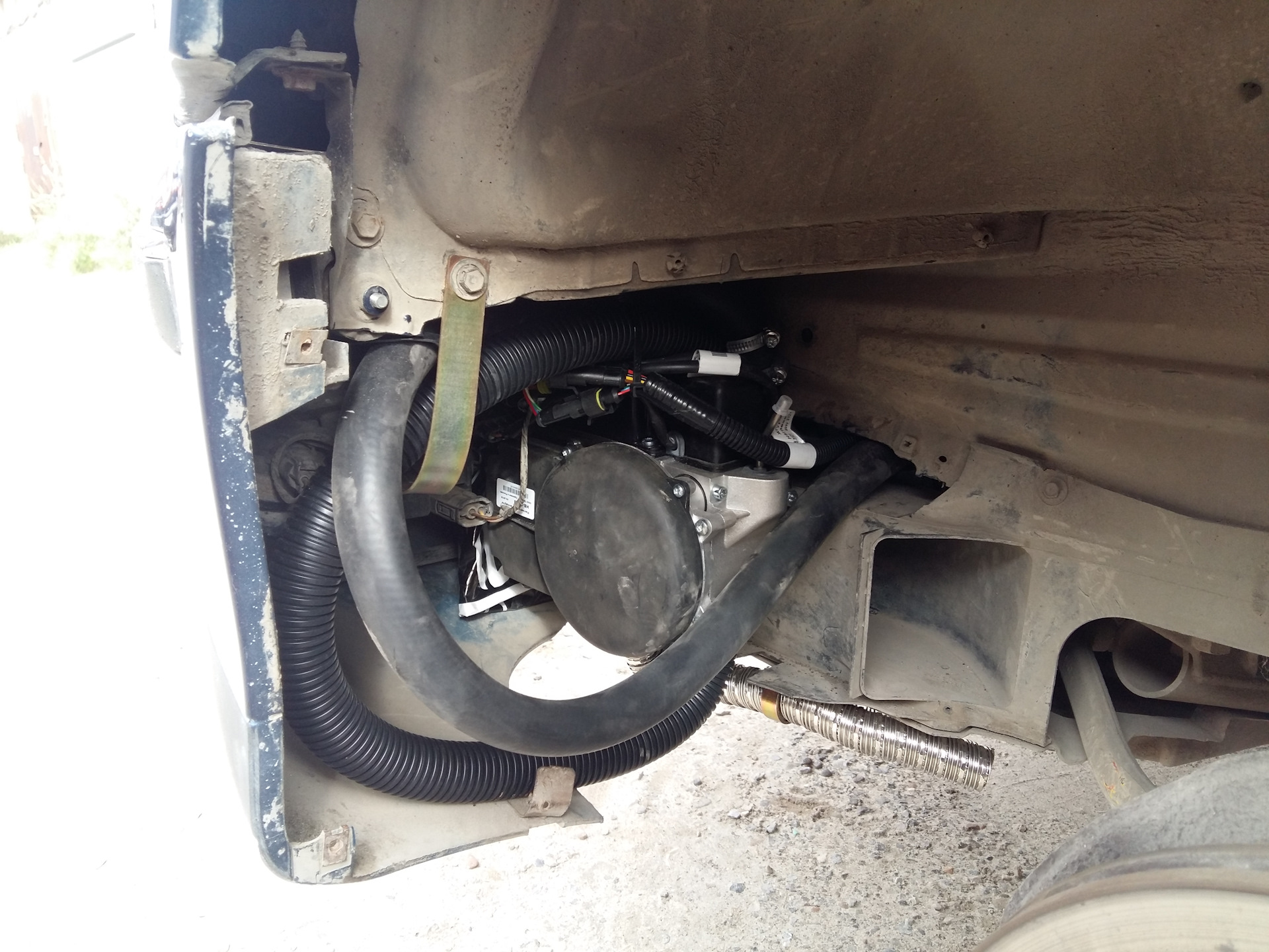 Вебасто патрол 2,8. Предпусковой подогреватель бинар 5s. Предпусковой подогреватель двигателя солярис 2. Установка автономного подогревателя. Пжд eberspacher.