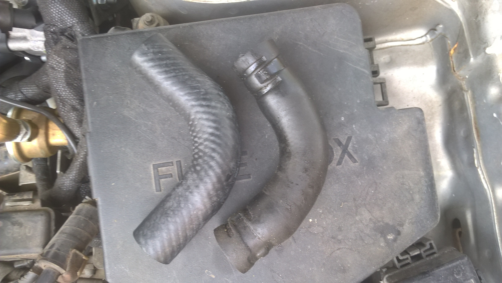 Замена патрубка под трамблером. — Mazda 626 IV (GE), 2 л, 1994 года ...