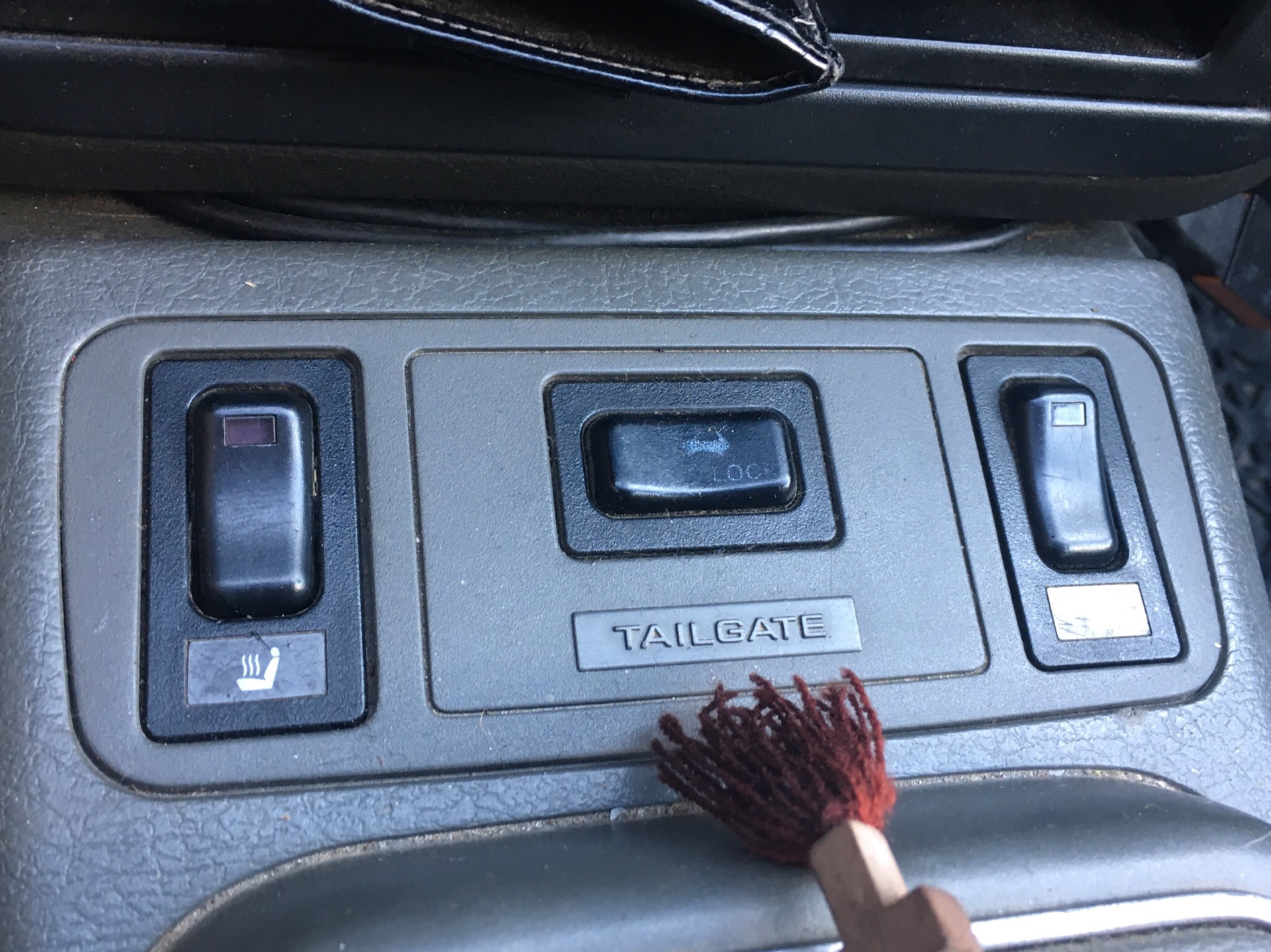 Подогрев сидений mazda. Подогрев сидений Мазда 626 GV. Mazda 626 LX обогрев сидений кнопка. Подогрев сидений Mazda 626 gf. Кнопка подогрева сидений Мазда 626 2001г.