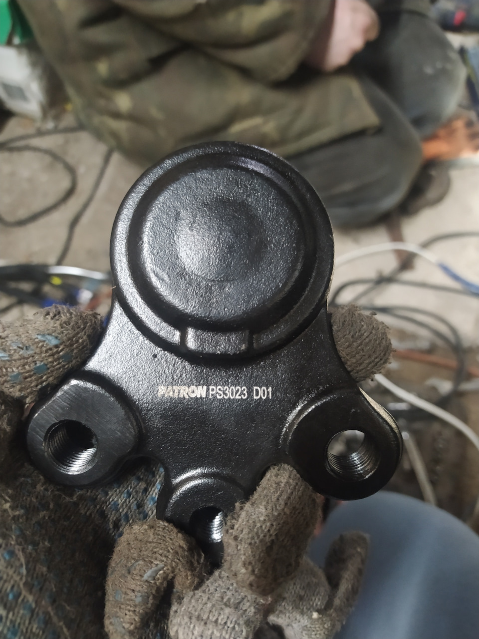 Замена нижних передних сайлентблоков рычага, замена правой нижней ...