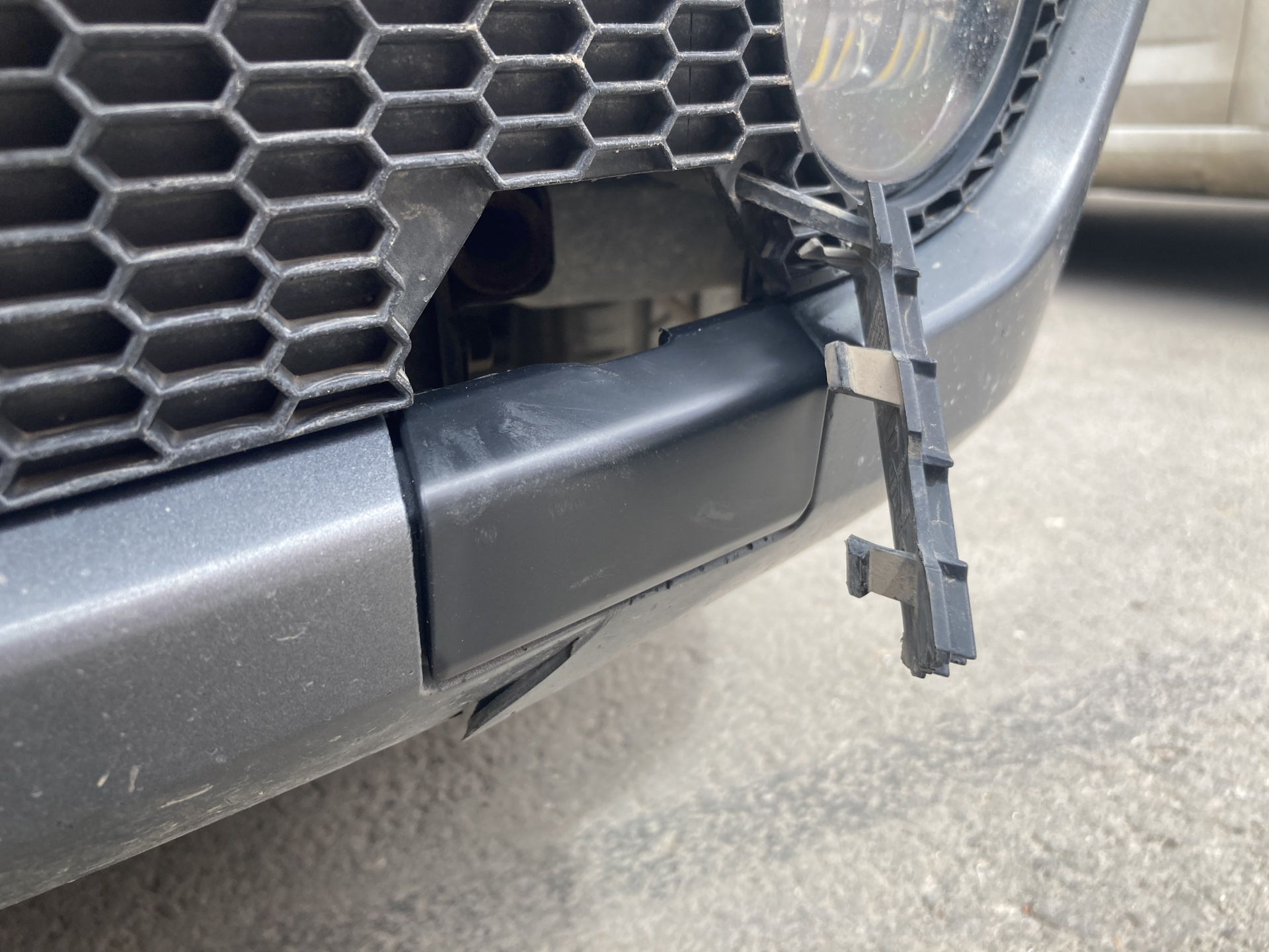 Заглушка бампера и насадка на глушитель — Nissan Almera II (N16), 1,5 л ...