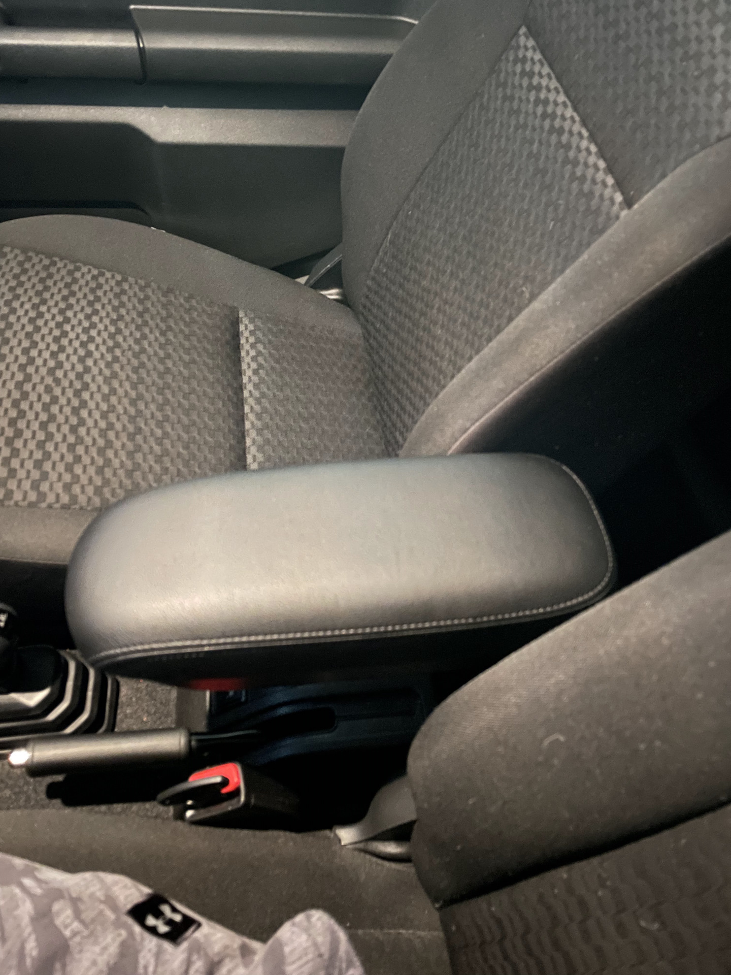 Установка подлокотника от JimnyStyle — Suzuki Jimny (2018), 1,5 л, 2020 ...