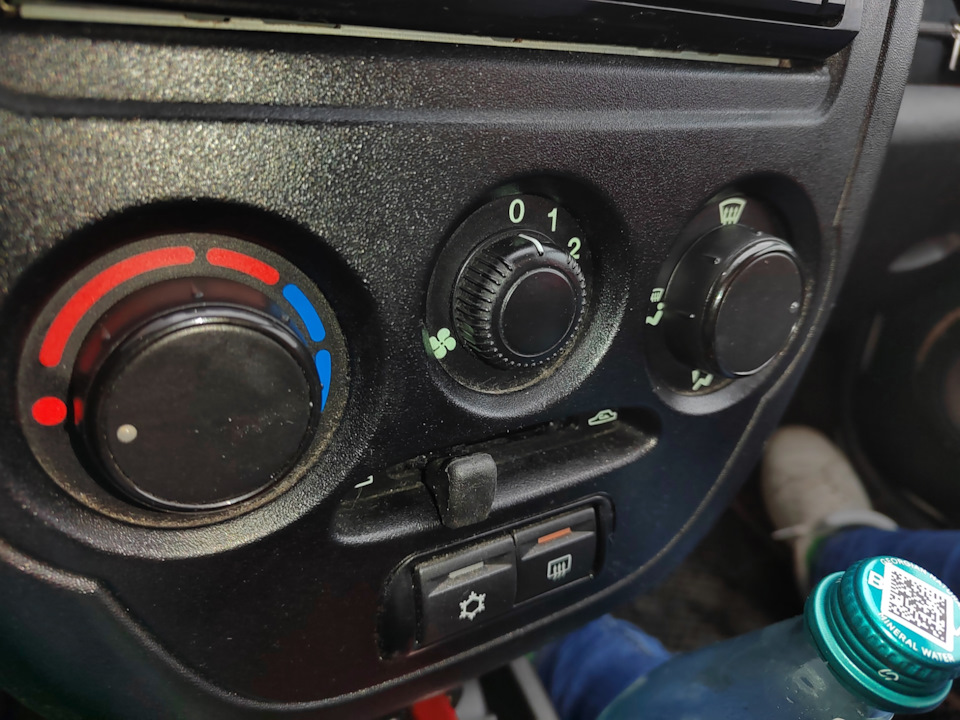 Замена лампочек подсветки отопителя — Lada Гранта, 1,6 л, 2015 года ...