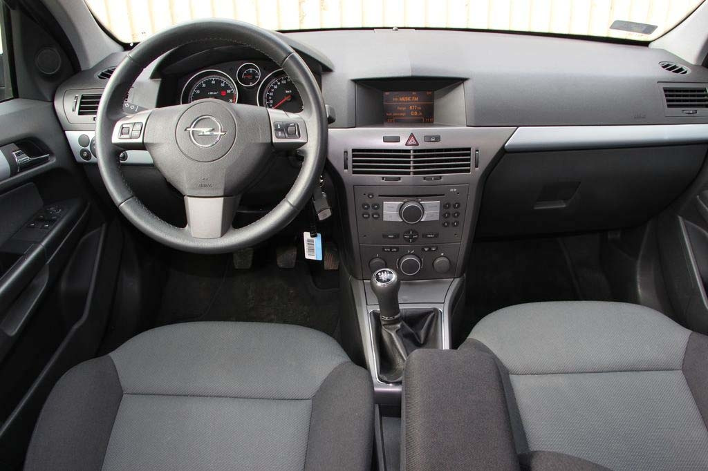 Опель на механике. Opel Astra h 2006 салон. Opel Astra h 2006 1.8. Opel Astra 2008 1.8 салон. Opel Astra h 2008 1.6.