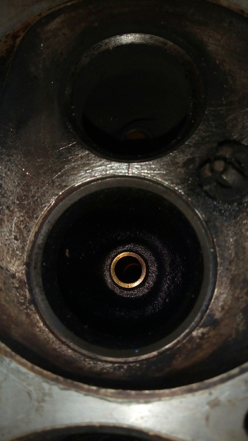 Трещина между клапанами. Трещина между клапанами ГБЦ 4216. Трещина в ГБЦ между клапанами первого цилиндра Passat b3. Трещины между клапанами Ауди 100. Сварка трещины между клапанами.