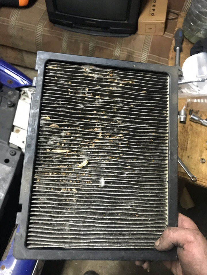 Замена салонного фильтра — Volkswagen Polo Mk3, 1 л, 1997 года ...