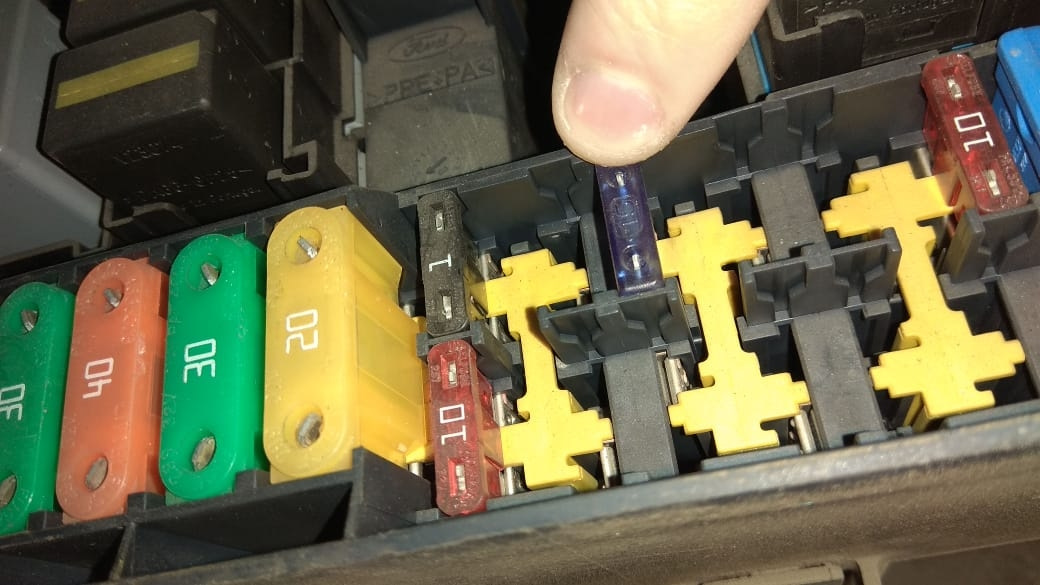 Предохранитель на бензонасос фокус 1. Реле топливного насоса форд фокус 2. Предохранитель на бензонасос фокус 1. Форд фокус 2007 блок предохранителей. Блок предохранителей форд фокус 1 европеец.