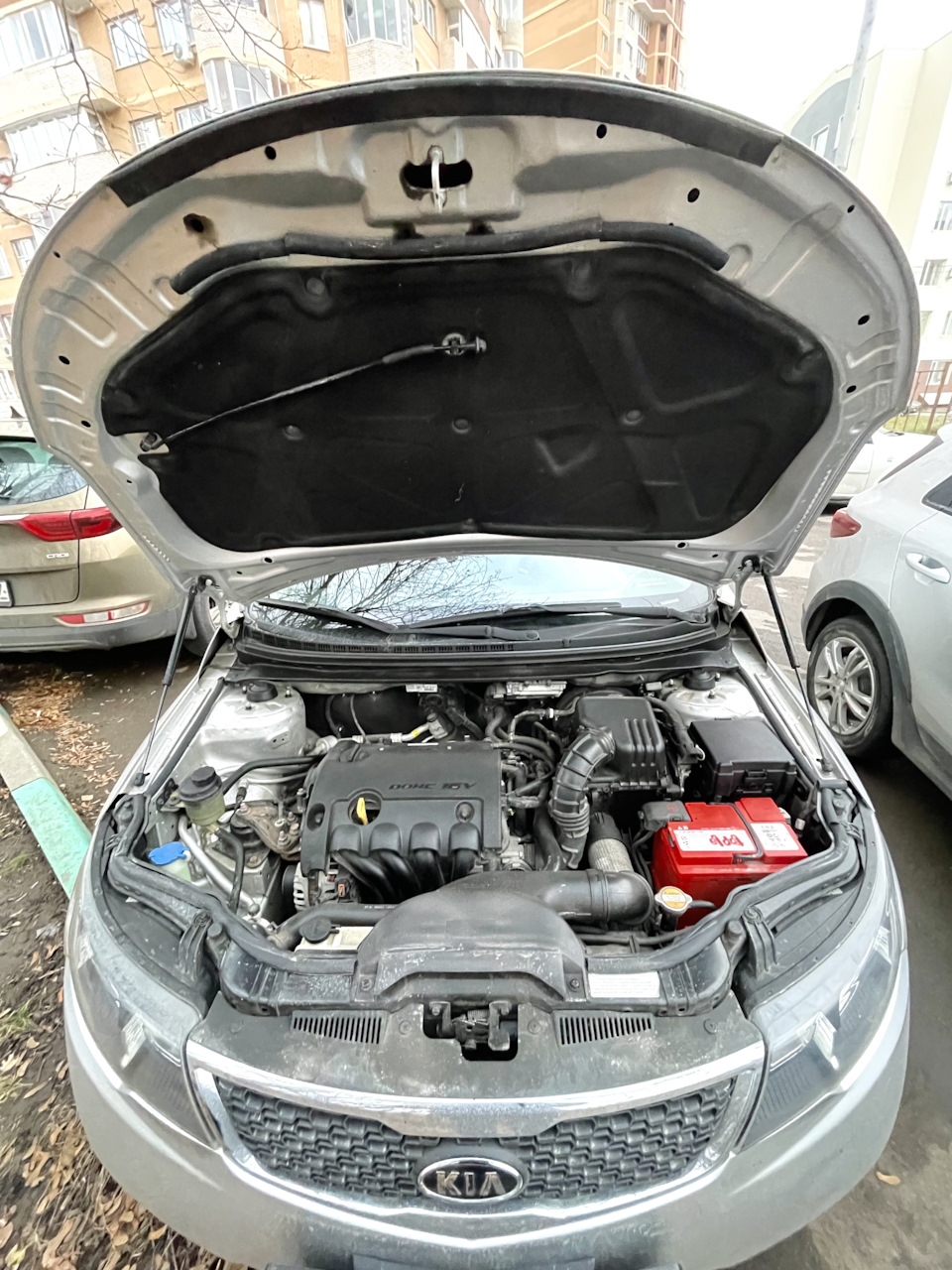 Амортизаторы капота — KIA Cerato (2G), 1,6 л, 2012 года | запчасти | DRIVE2