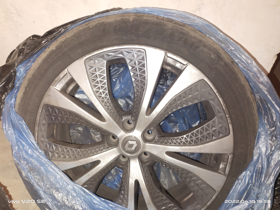 Сколько примерно стоит комплект дисков с резиной? Подскажите пожалуйста ...