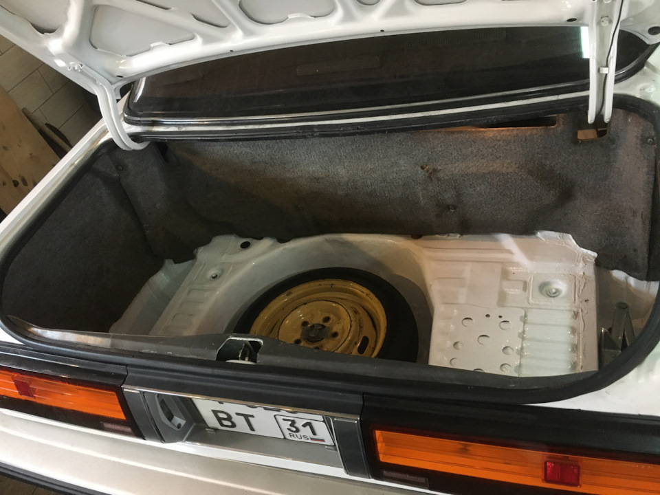 сейчас как-то так, хочется ровный пол и ковер постелить… — Toyota Crown (S120)