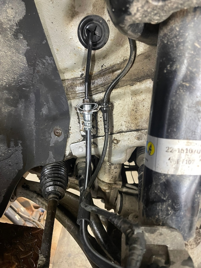 Новая скоба фиксации тормозного шланга. — Volkswagen Passat Variant (B6)