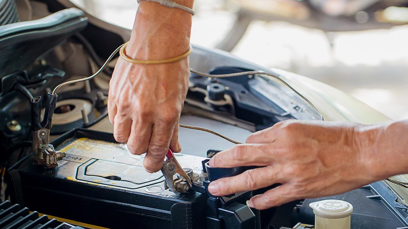 Car Battery Replacement. Мужчина с аккумулятором. Мужчина меняет аккумулятор. Аккумуляторы для автомобиля девушка.