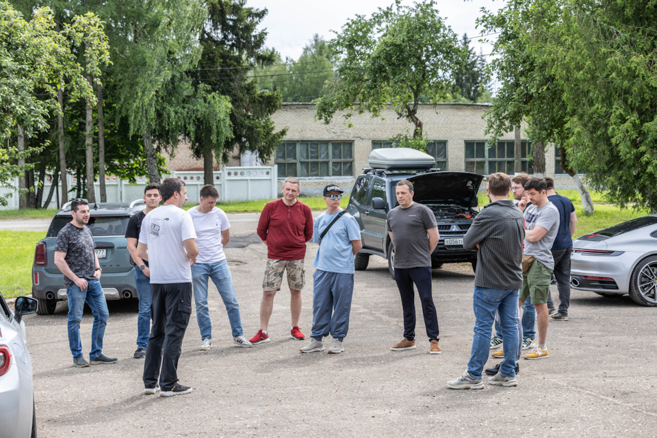 Группа около 12 человек разбивается на 3 части в зависимости от категории авто. — Porsche 911 (992)