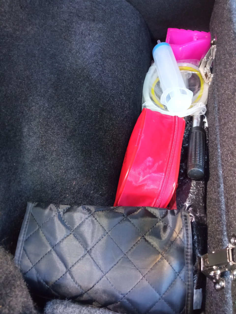 Ниша слева с предметами. — Chevrolet Niva (1G)