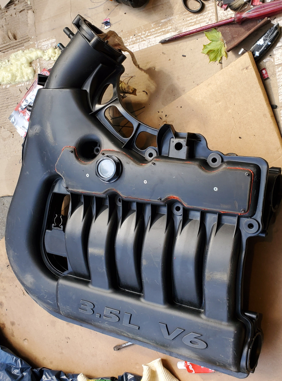 Периметр крышки креплю дополнительно к впуску мелкими шурупами… — Dodge Magnum