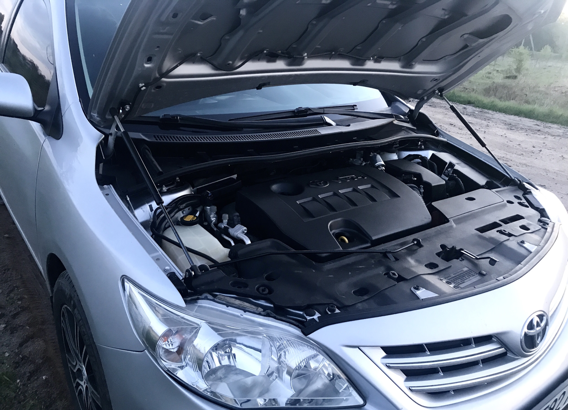 Мойка моторного отсека автомобиля. Можно мыть машину под капотом. Можно мыть машину под капотом. Мойка двигателя. Чистка под капотом машины.